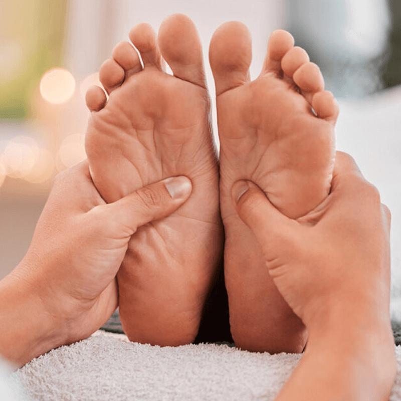 Refleksoloji Masajı ayaklardaki baskı noktalarını uyarır.